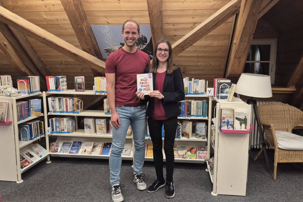 Dr. Moritz Binder und Büchereileitung Melanie Schieber